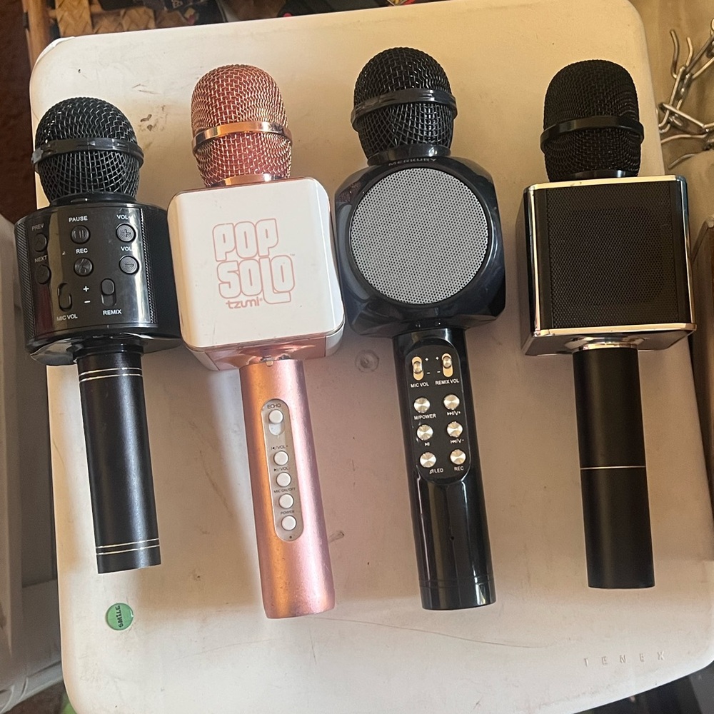 Pop Solo Wireless Karaoke Microphone Set